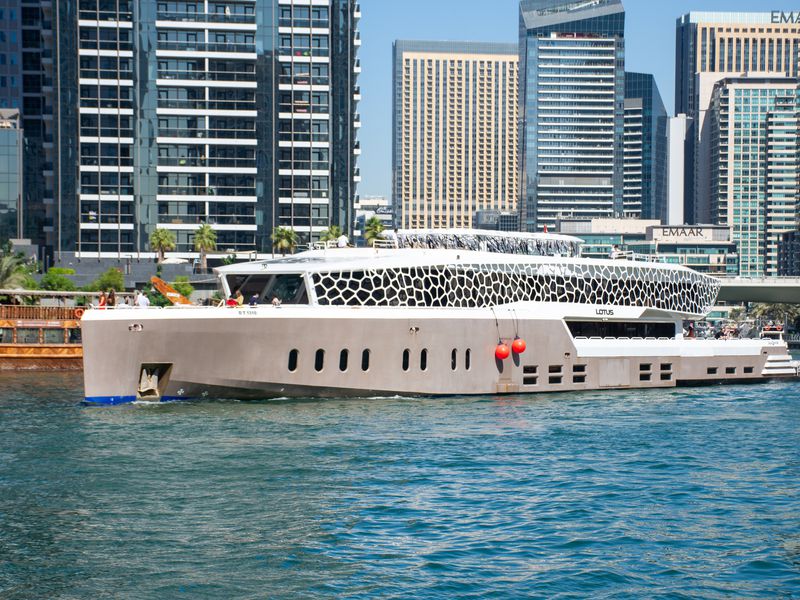 Обзор круиза с ужином на мега-яхте Лотус/Lotus Yacht Dubai Marina. Билеты, цены, советы в 2024 году.