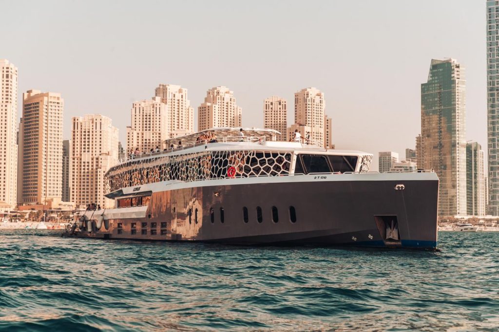 Обзор круиза с ужином на мега-яхте Лотус/Lotus Yacht Dubai Marina. Билеты, цены, советы в 2024 году.