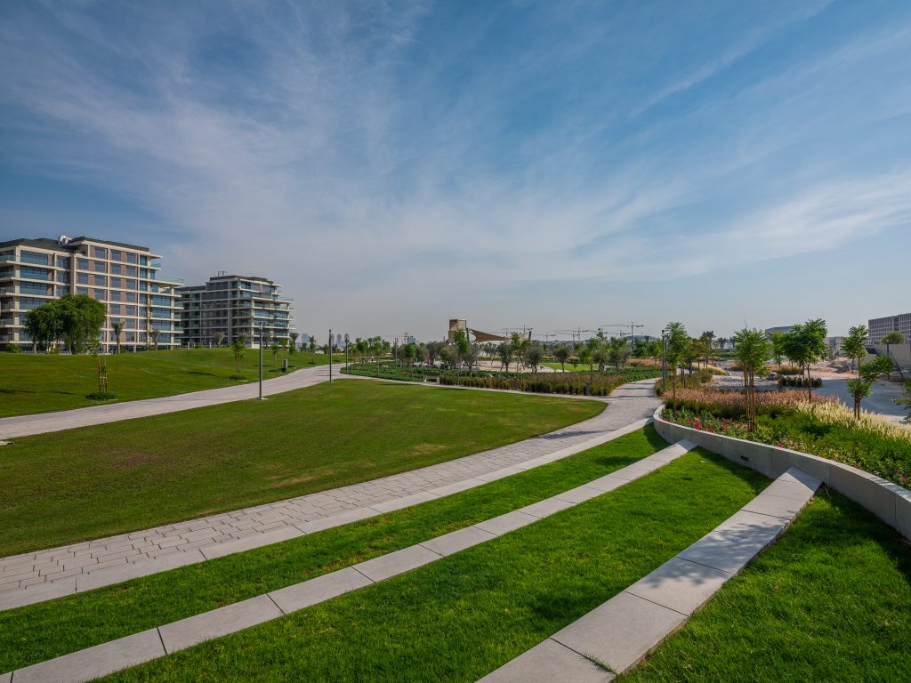 Парковка в Dubai Hills Park