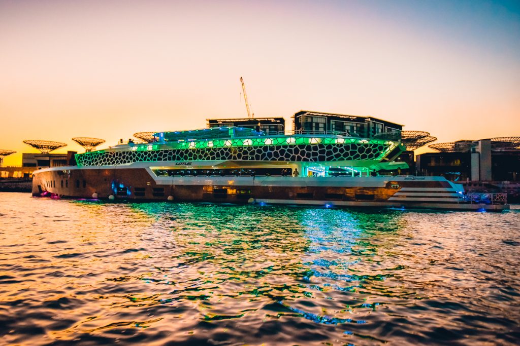 Обзор круиза с ужином на мега-яхте Лотус/Lotus Yacht Dubai Marina. Билеты, цены, советы в 2024 году.
