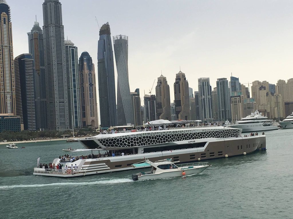 Обзор круиза с ужином на мега-яхте Лотус/Lotus Yacht Dubai Marina. Билеты, цены, советы в 2024 году.