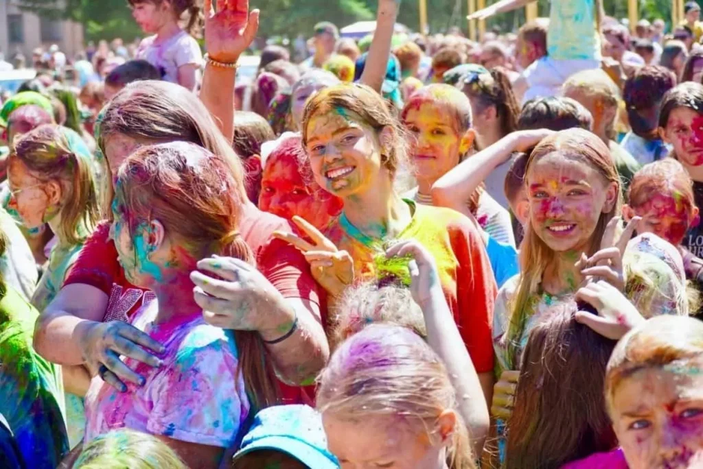 Фестиваль Холи Сандаунер (Holi Sundowner) в Дубае