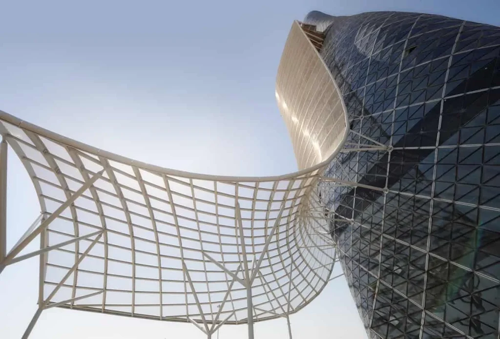 Небоскреб Capital Gate в Абу Даби